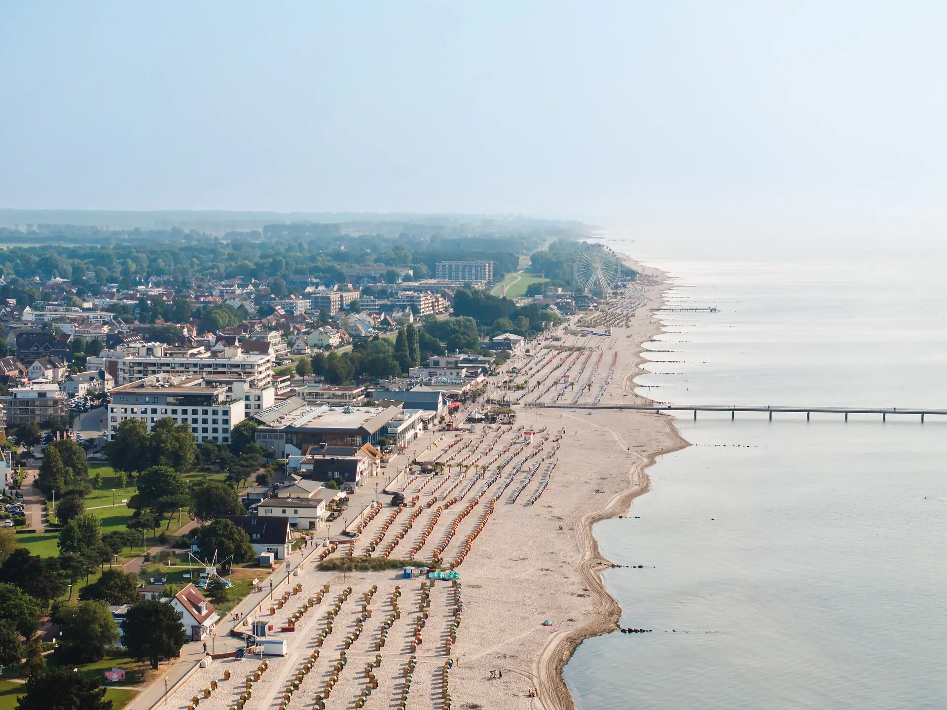 aja Grömitz A bird's eye view of the beach with lots of people and buildings.